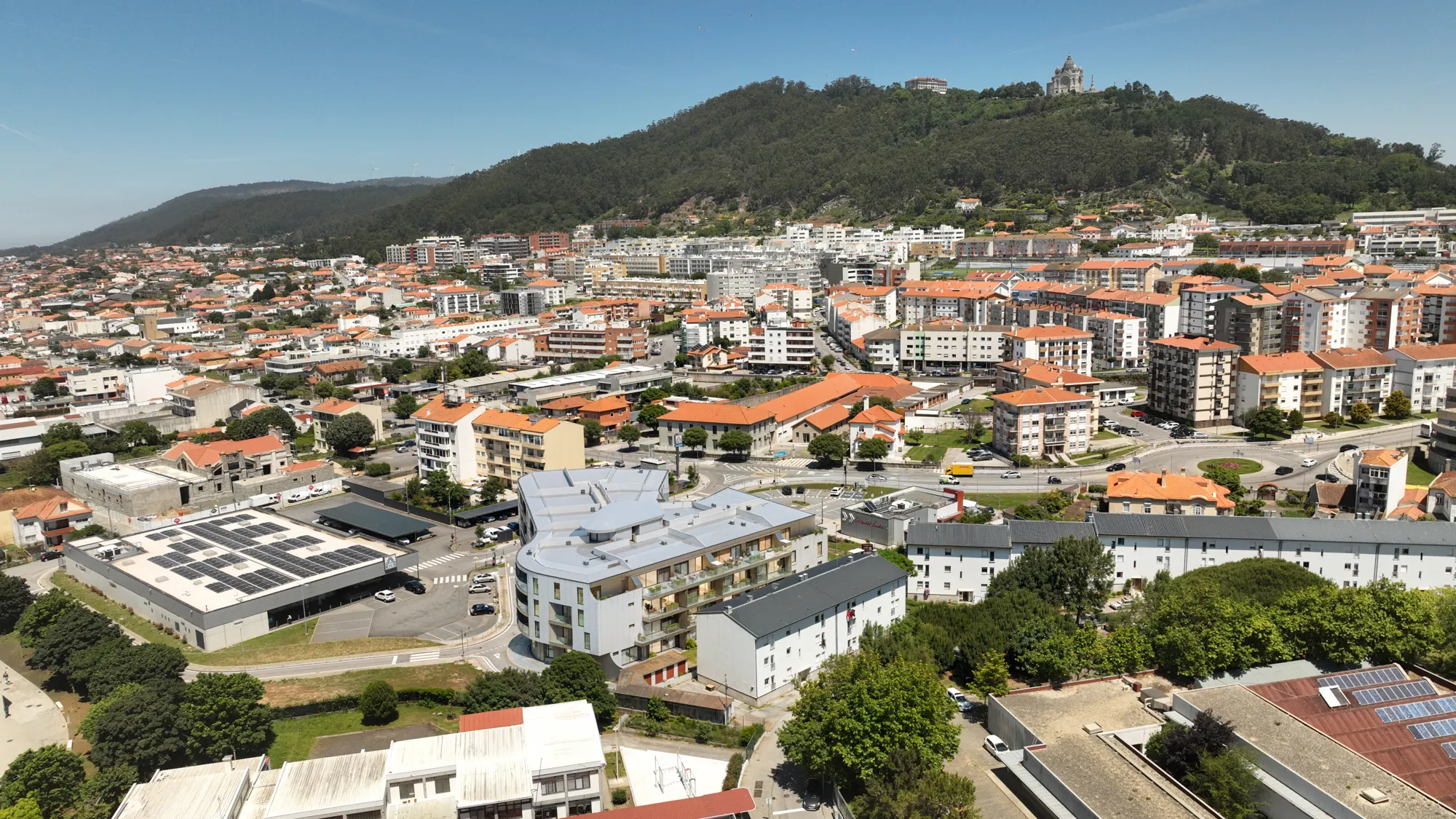 Vista aérea do Atlantis Residences em Viana do Castelo, com a serra de Santa Luzia ao fundo
