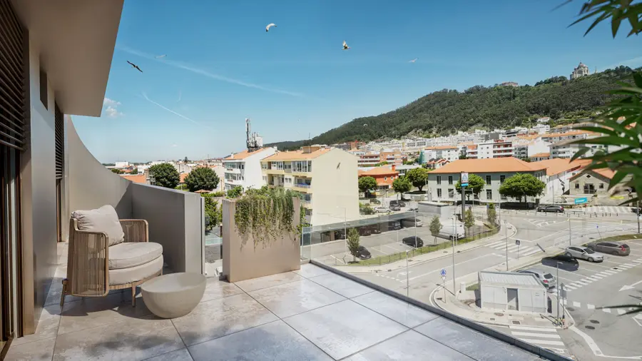 Varanda com vista sobre a cidade e a serra de Santa Luzia